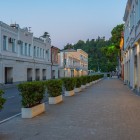 Empty Street din Kutaisi este o stradă liniștită din centrul orașului, cu clădiri elegante și alei ordonate, ideală pentru plimbări și atmosferă autentică.
