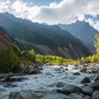 Izvorul râului Mestiachala pornește din ghețarul Chalaadi, la 1.920 metri, între roci și gheață, într-un cadru alpin pur din Svaneti.