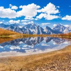 Lacul Koruldi la peste 2.700 metri, între cer deschis și munții din Svaneti. Un peisaj simplu unde orizontul se pierde între apă, lumină și liniște.