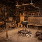 Interiorul Muzeului Etnografic din Svaneti, cu obiecte și unelte tradiționale. Un spațiu simplu ce reflectă viața de zi cu zi în munții Georgiei.