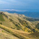 Pasul Zekari toamna, la 2.182 metri în lanțul Meskheti. Între Imereti și Samtskhe-Javakheti, peisajul se deschide între reliefuri line și culori calde.