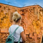 Intrare decorată a bazarului local din inima orașului vechi Kutaisi, cu basoreliefuri ce redau scene de viață și tradiții într-un cadru istoric.