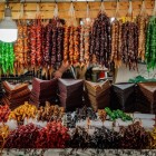 Fructe uscate și dulciuri tradiționale atârnate în tarabele bazarului din Kutaisi, cu culori vii și arome intense, într-o atmosferă autentică și tradițională.