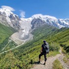Ghetarul Adishi din Muntii Caucazului Mare, in Svaneti, se atinge traversand valea sa, printre peisaje deschise, liniste alpina si cadre mereu schimbatoare.