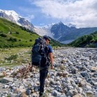 Valea glaciara Adishi din Svaneti, modelata de ghetarii Caucazului, cu morene, pietris si ape de topire ce creeaza un peisaj dinamic.