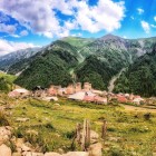 Adishi este un sat din Svaneti, intre munti si liniste. Arhitectura svana, cu turnuri de aparare si case din piatra si lemn, este o destinatie populara pentru iubitorii de natura si drumetii.