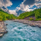 Apele albastre ale raului Adishchala curg lin sub muntele Shkhara, in timp ce lumina diminetii dezvaluie Svaneti si satul linistit Adishi.