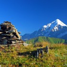 Muntele Tetnuldi (4869 m) domină Svanetiul de Sus cu cele două vârfuri. Parte din Zidul Bezengi, se ridică între ghețari și roci cristaline, aproape de granița cu Rusia.