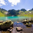 Lacul glaciar Namkvami din Svaneti, Georgia, la 2.500 m sub Muntele Shkhara. Ape turcoaz, ghețari și liniște alpină în peisajele sălbatice ale Caucazului.
