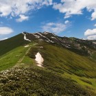 Pasul Chkhunderi din Svaneti oferă priveliști largi asupra Caucazului, cu trasee prin pajiști alpine și vedere spre râul Adishchala, punct ideal pentru drumeții în natură.