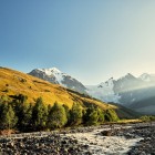 La începutul platformei panoramice a pasului Chkhunderi, traseul se deschide spre punctul de traversare care duce la vadul râului Adishchala.