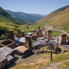 Ushguli se află la 2.100 de metri altitudine, la poalele muntelui Shkhara, printre cele mai înalte vârfuri ale Caucazului. Aici trăiesc aproximativ 70 de familii, într-un echilibru simplu și autentic.