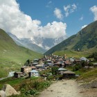 Ushguli, unul dintre cele mai înalte sate din Europa, se află în Svaneti la poalele Shkhara. Turnuri de piatră, văi verzi și ghețari conturează peisajul.