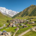 Satul Ushguli se află între pajiști și munți în Svaneti. Printre turnuri medievale și case din piatră, râul însoțește viața lentă, cu Muntele Shkhara pe fundal.