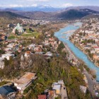 Kutaisi, unul dintre cele mai vechi orașe din Georgia, se află pe râul Rioni. Cu biserici istorice, poduri și dealuri verzi, păstrează o atmosferă autentică și relaxată.