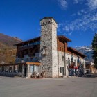 Lentekhi, în Kvemo Svaneti, este o regiune montană între vârfurile Caucazului și valea Tskhenistskali. Păduri, pajiști alpine și vârfuri înzăpezite conturează peisajul.