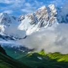 Shkhara, în lanțul Caucazului din Zidul Bezengi, este una dintre cele mai înalte vârfuri (5193 m). Între ghețari și o vale largă, domină Ushguli, sat UNESCO.