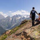 Priveliști deschise asupra munților Caucaz din Svaneti Superioară, cu creste spectaculoase și văi adânci. Un ținut vechi legat de Colchida și tradiția apostolului Simon