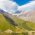 Priveliște de vară asupra Pasului Zagar (2620 m), de la Ushguli la Sasashi între Svaneti de Sus și de Jos. Un pas montan între creste și văi largi.