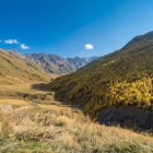 Priveliște de toamnă la Pasul Zagar (2620 m), între Ushguli și Sasashi. Un pas montan ce leagă Svaneti de Sus și de Jos, între creste și văi largi.