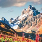 Muntele Ushba, „Matterhornul Caucazului”, domină Svaneti cu cele două vârfuri ale sale (4.690 m). Între ghețari și pereți abrupți, este una dintre cele mai dificile ascensiuni din Caucaz.