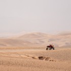 ATV oprit în liniștea deșertului Agafay, printre drumuri de pământ, dealuri line și peisaje aride ale Marocului.