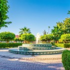 Grădină în Medina din Marrakech, cu fântâni, palmieri și colțuri verzi care oferă liniște în inima Marocului.