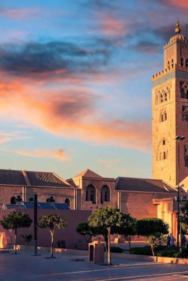 Shopping în Medina din Marrakech printre străduțele înguste ale souk-ului pentru obiecte artizanale locale din cupru și fier forjat