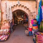 Souk-ul din Marrakech este un labirint de alei și tarabe cu mirodenii, țesături și artizanat în inima pieței Jemaa el-Fnaa.