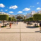 În spatele Pieței Națiunilor, această piață se află aproape de orașul vechi și de cartierul Habous, renumit pentru souk-urile sale și arhitectura tradițională marocană.