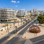 Piața Națiunilor din Casablanca leagă orașul vechi de cel nou, între tramvaie moderne, clădiri elegante, Medina și celebra semisferă din fier
