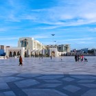 În inima orașului Casablanca, Piața Națiunilor Unite îmbină istoria și modernitatea între arcade elegante, cer senin și viață cotidiană plină de energie.