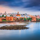 Zidurile istorice ale Rabat se deschid spre ocean, între lumini aurii, ape liniștite și atmosfera elegantă a capitalei Marocului.