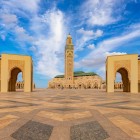 Moscheea Hassan II domină Casablanca prin minaretul său orientat spre ocean. Piața mare din marmură amplifică senzația de spațiu și armonie.