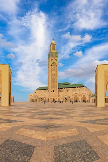 Moscheea Hassan II domină Casablanca prin minaretul său orientat spre ocean. Piața mare din marmură amplifică senzația de spațiu și armonie.