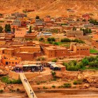 Boumalne Dadès se află între Marrakech și deșertul Merzouga, printre munți, oaze și sate berbere. Râul Dadès din apropiere face valea fertilă și bogată în peisaje spectaculoase.