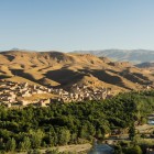 Vedere asupra orașului Boumalne Dadès traversat de râul Dadès, printre chei colorate de până la 500 de metri și peisaje spectaculoase din Atlasul Înalt.