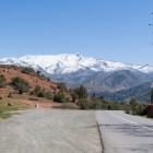 Drumul celor O Mie de Kasbah traversează Atlasul marocan printre sate berbere, munți acoperiți de zăpadă, văi roșiatice și peisaje spectaculoase.