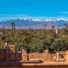 Oaza Skoura încântă prin palmieri, kasbah-uri din pământ roșiatic, măslini și sate tradiționale, între deșert și vârfurile înzăpezite ale Atlasului.