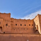 Fațadele Kasbah Taourirt prezintă decorațiuni geometrice, ferestre adâncite și ziduri din pământ specifice sudului Marocului.