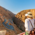 Panoramă spectaculoasă de-a lungul drumului pitoresc al Cheilor Dadès, un canion săpat de râu printre Munții Atlas, cu pereți înalți de până la 500 de metri.