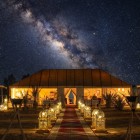 Cerul înstelat și Calea Lactee deasupra taberei din deșertul Merzouga creează o atmosferă intimă și sugestivă în inima Saharei.