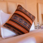 Detalii ale unui pat dintr-un elegant cort luxury în fascinantul deșert din Merzouga, în provincia Errachidia, la aproximativ 600 km de Marrakech.