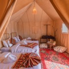 Dormitorul unui cort luxury în deșertul din Merzouga, una dintre principalele porți de acces către Sahara, în provincia Errachidia din Maroc.