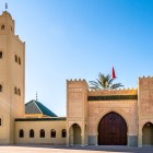 La Mausoleul Moulay Ali Cherif din Rissani, este omagiat fondatorul dinastiei Alaouite, între arhitectură tradițională, spiritualitate și istoria Marocului.