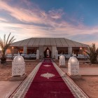 Minunat cort luxury în deșertul din Merzouga, printre dunele aurii ale Erg Chebbi. O experiență exclusivă în inima Saharei marocane.