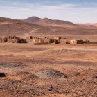 Printre stâncile și dunele Erg Chebbi se află M’fis, un vechi oraș minier abandonat unde se extrăgea kohlul, folosit odinioară ca eyeliner.