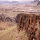 Panoramă spectaculoasă a Munților Anti-Atlas din sudul Marocului, între canioane stâncoase, văi aride și peisaje modelate de timp.