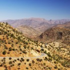 Drum panoramic prin Munții Anti-Atlas din sudul Marocului, printre văi aride, curbe spectaculoase și peisaje care se pierd la orizont.