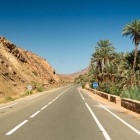Drum panoramic în sudul Marocului, printre munți arizi, palmieri și oaze, de-a lungul traseului care leagă Zagora, Ouarzazate și Marrakech.